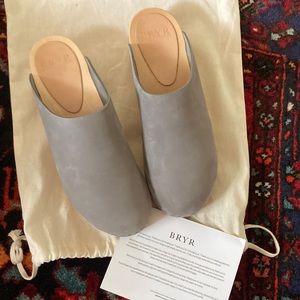 Bryr Gray Leather Slip-On Clogs